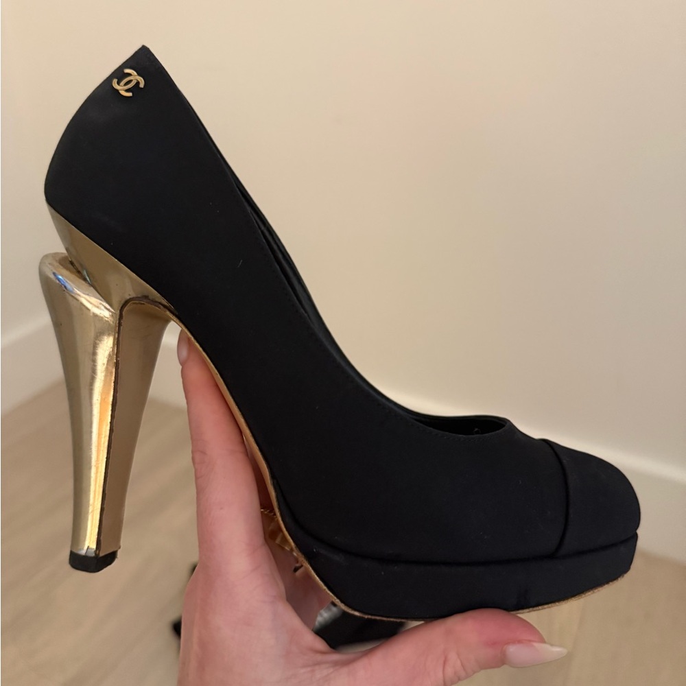 CHANEL Black Heels with Gold Accents - Picture 8 of 10